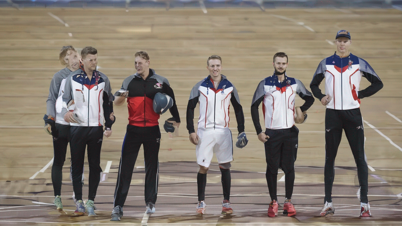 Mężczyzna w sportowym stroju z krótkimi ciemnymi włosami